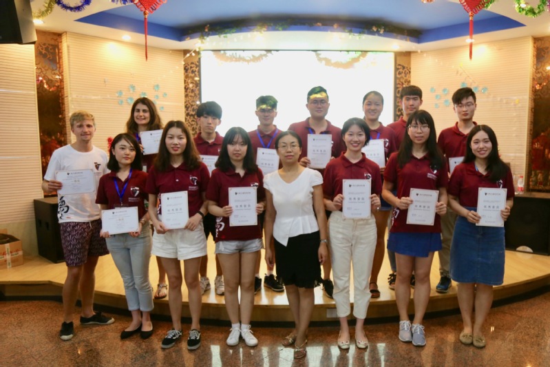 Ms. WU Weihua (in the middle) and summer school members