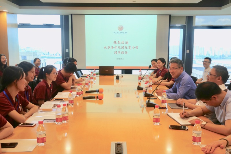 Students talked to people from Zhejiang Zeda Law Firm.