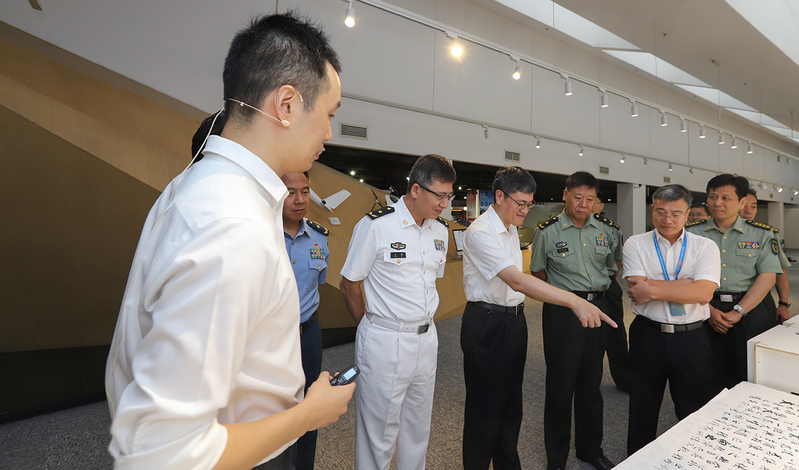 9月15日,中央军委国防动员部副部长王滨到浙江大学紫金港校区调研并