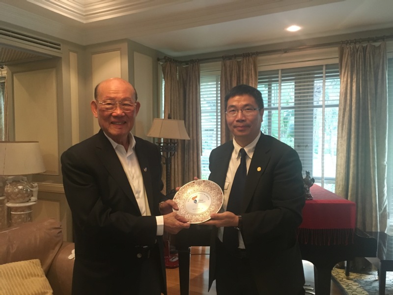罗卫东副校长向陈汉士先生赠送泰万盛集团成立40周年纪念锡盘拜访林宏