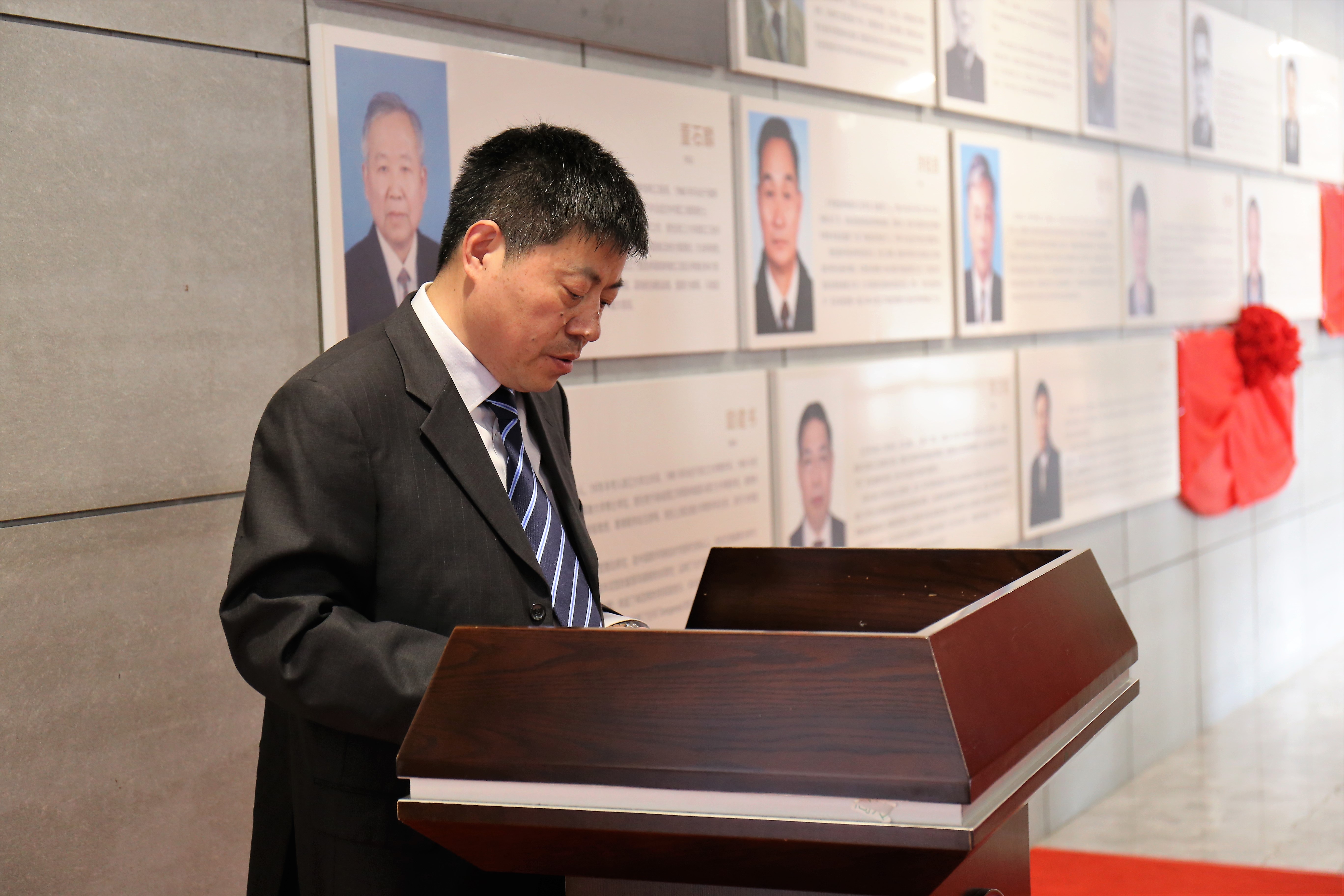 校友马克俭岳清瑞建工学院院士长廊揭牌仪式隆重举行