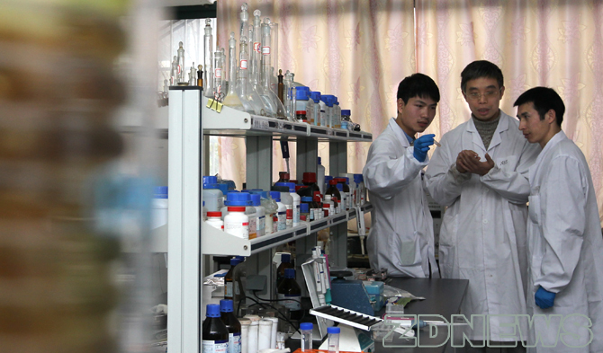 范杰团队研发成功新型沸石材料