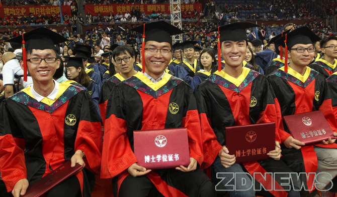 2003名硕士生963名博士生顺利毕业