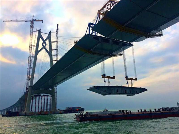 港珠澳大桥主桥最大跨径青州航道桥顺利合龙 (2).jpg
