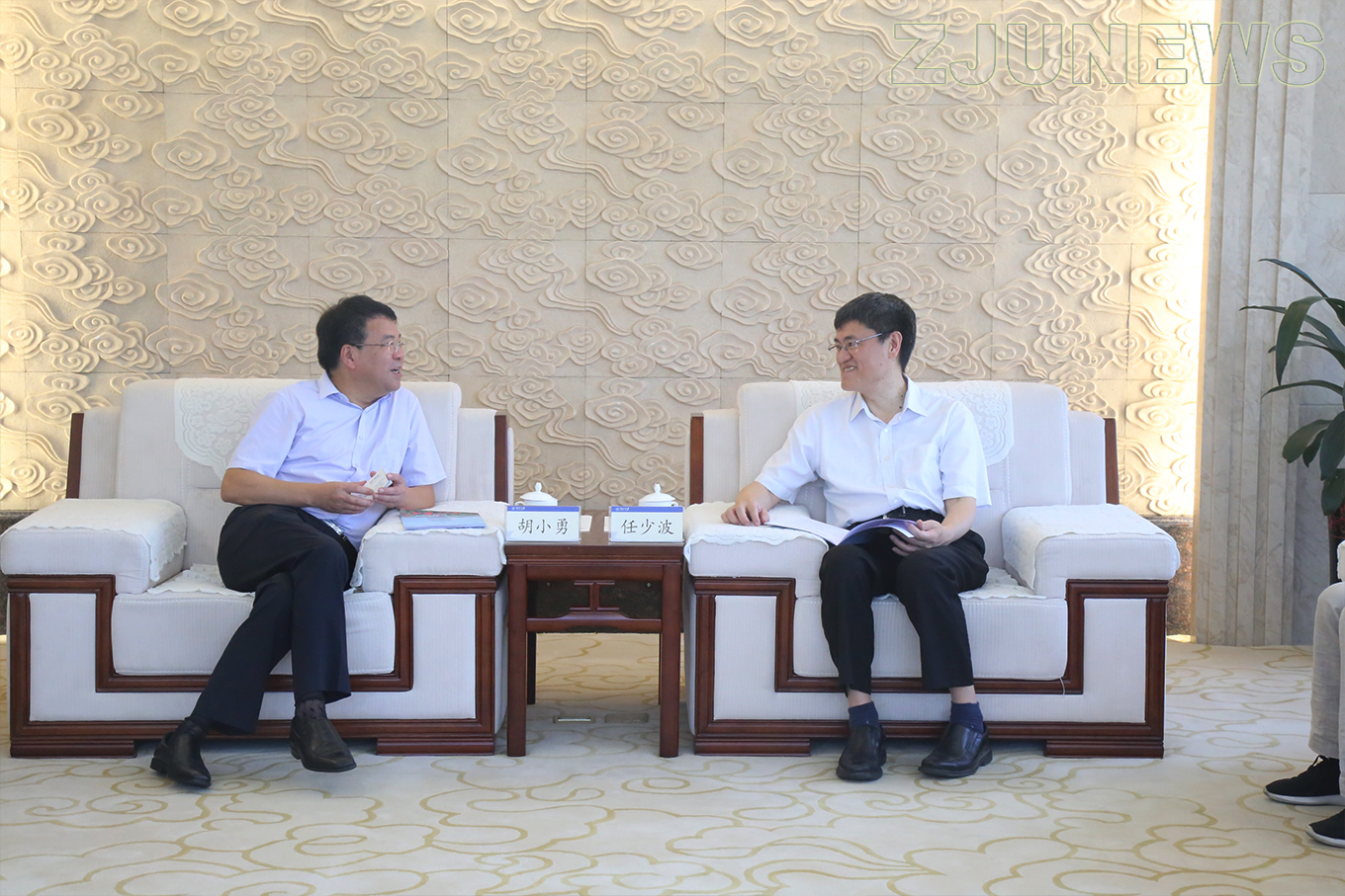 校领导会见泰和县委书记胡小勇一行